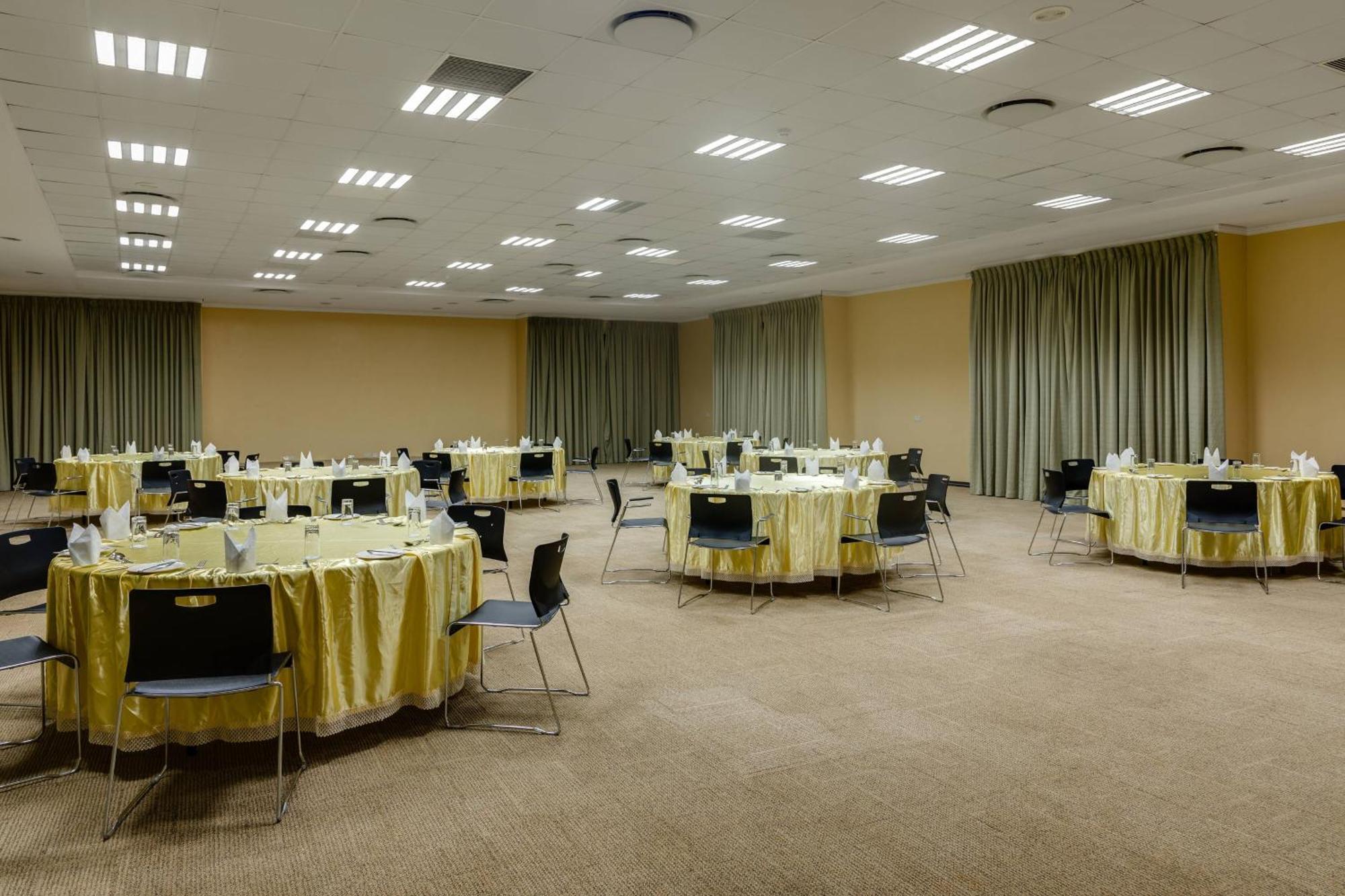 Protea Hotel By Marriott Benin City Select Emotan Extérieur photo