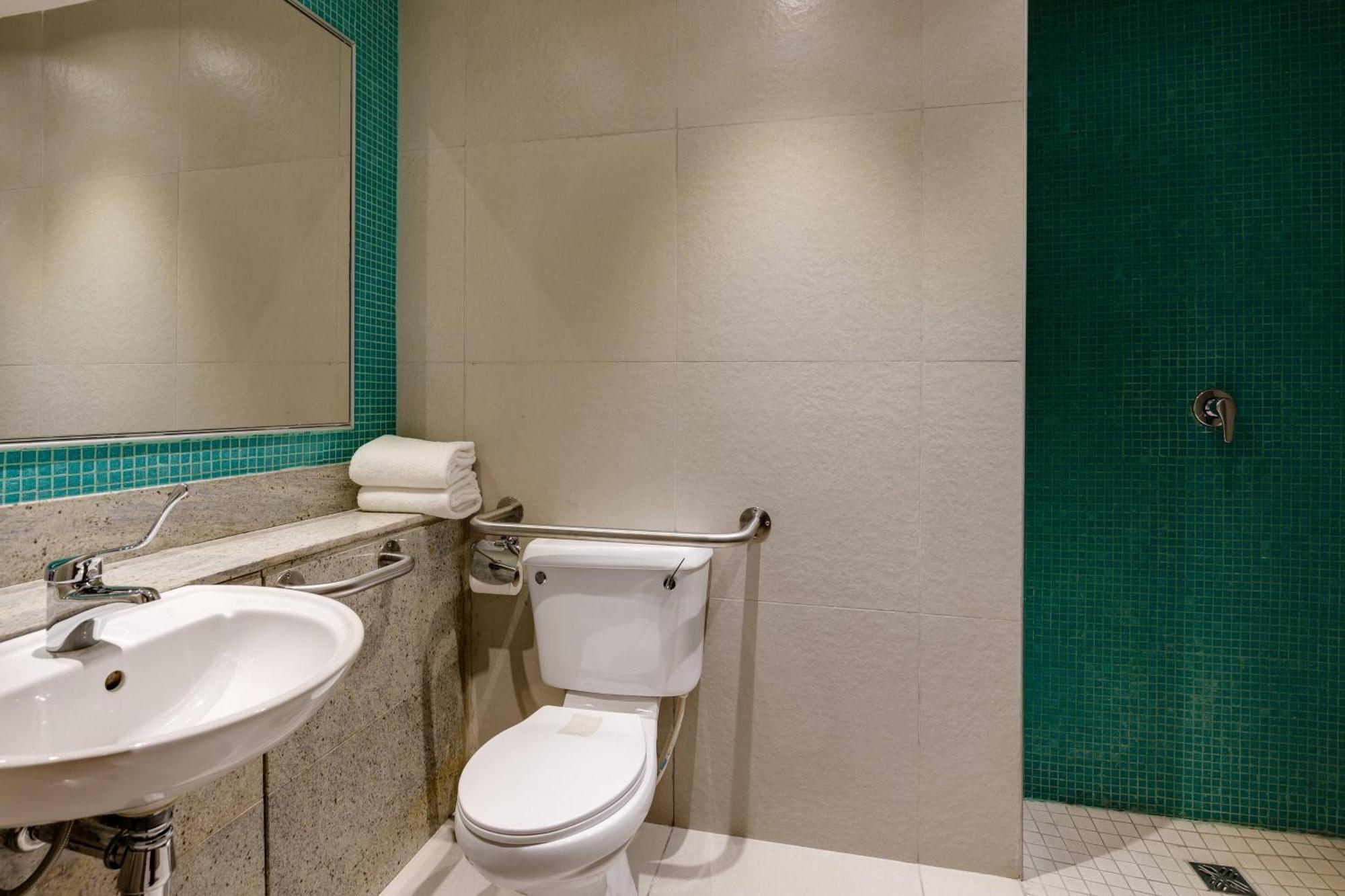 Protea Hotel By Marriott Benin City Select Emotan Extérieur photo
