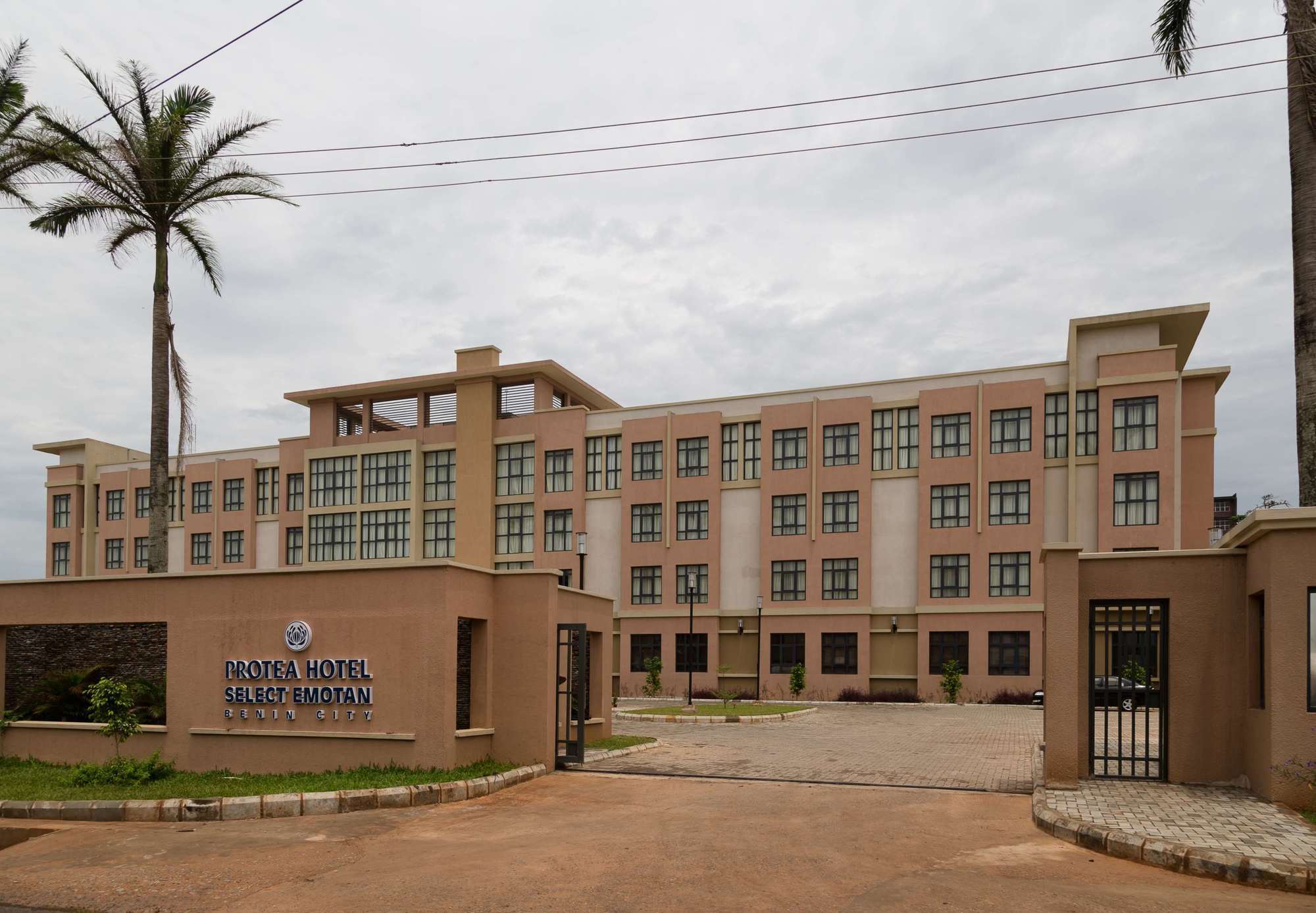 Protea Hotel By Marriott Benin City Select Emotan Extérieur photo